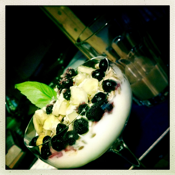 Frukost – yoghurt med blåbär och banan.
